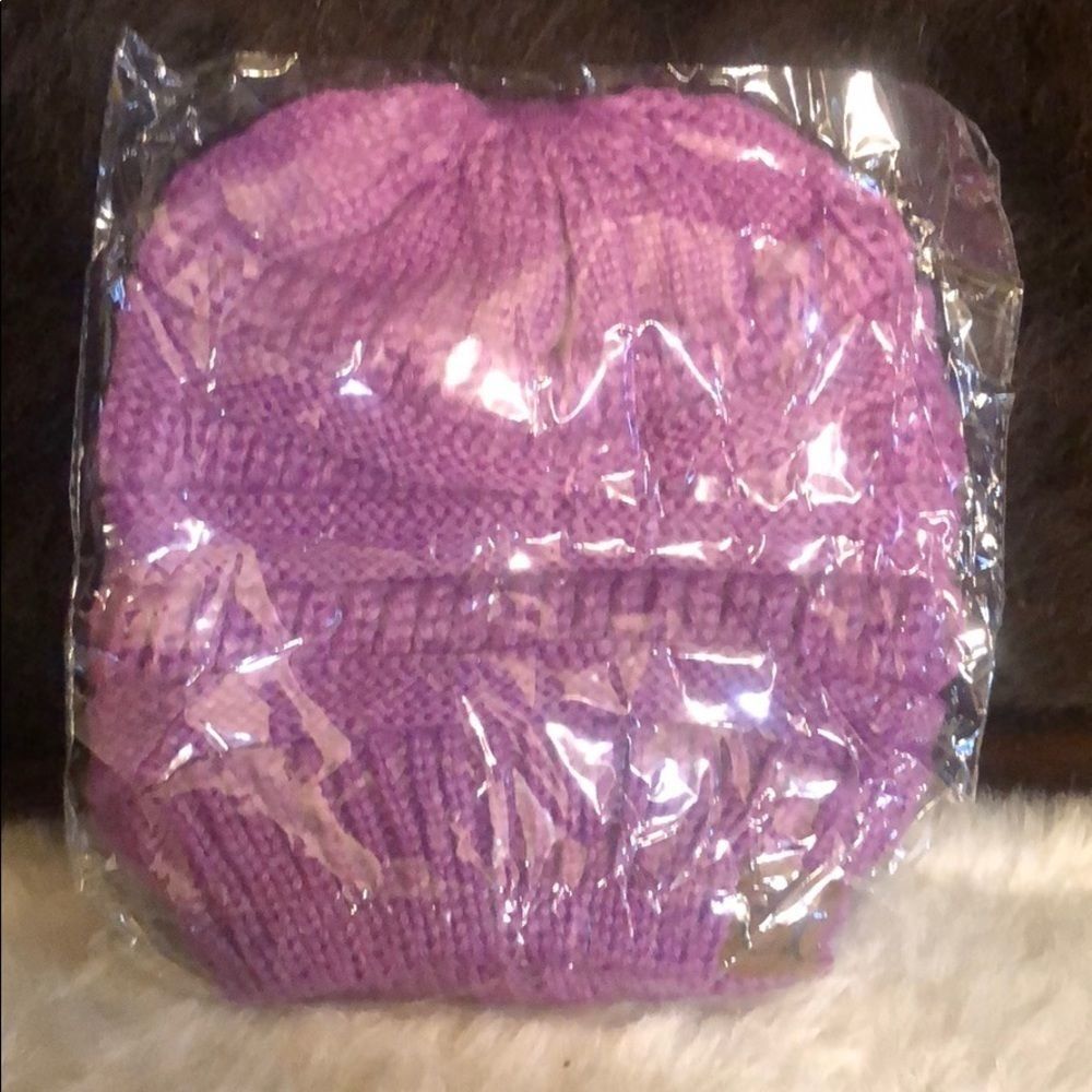 CC BEANIE messy bun NEW (3077)